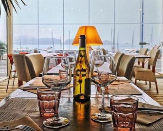 La Table De Jeanne - Hôtel & Restaurant - Еркі - Ресторан