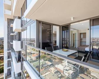 Amazing 2BR delicate Apt, 1min to train station - Brisbane - Balcony