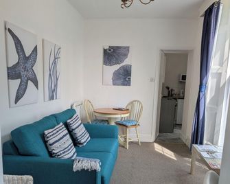 Rose Court Holiday Apartments - Torquay - Living room