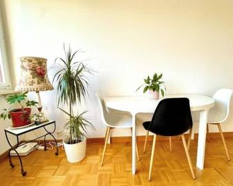 Cozy Flat in the Center of Kleinbasel - Basel - Dining room