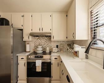 Elegant Townhome With King Bed On Quiet Cul-De-Sac Near I-10, Fsu, & Famu - Tallahassee - Mutfak