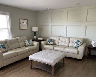 Cozy Summer get-away, steps to the Beach! Central in-ground pool and picnic area - Point Pleasant Beach - Living room