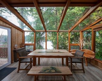 Koi Story Cabin on the Lake - Waterfront, near Bike Trail - Maple Valley - Balcony