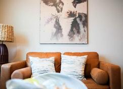 1 Bedroom Stylish Oasis - Omaha - Sala de estar