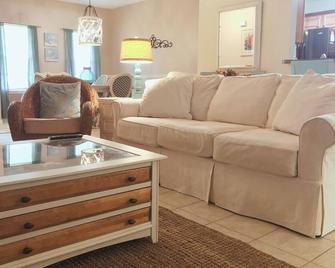 Gorgeous brick coastal farmhouse only minutes to the beach! - Navarre Beach - Living room