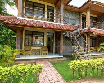 Lovina Beach Hotel - Buleleng - Patio