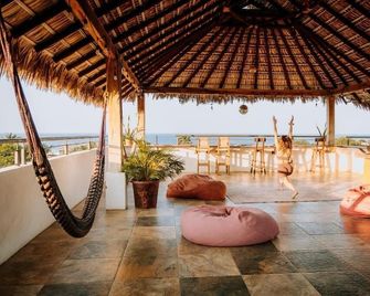 Surfnest Hostel - Brisas de Zicatela