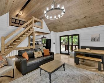 3.5 miles to Blue Ridge + Hot Tub + Shuffleboard + Fire Pit + Arcade - Blue Ridge - Sala de estar