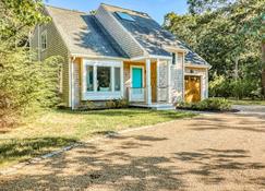 Modern home in a great location with large yard & private patio - West Tisbury - Budynek