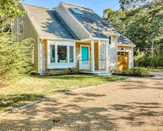 Modern home in a great location with large yard & private patio - West Tisbury - Building