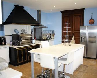 Relais Du Destin - Lagnieu - Kitchen