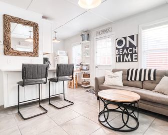 Historic Beach Cottage steps from the white sandy beach of Indian Rocks Beach - Indian Rocks Beach - Living room