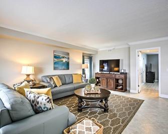Bayfront Clearwater Beach Condo with Pool Access! - Clearwater - Wohnzimmer