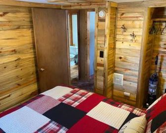 Marr's Mountain Cabins - Cabin 2 - Red Feather Lakes - Bedroom