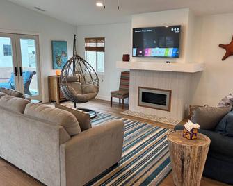 A Block From The Waves and Newly Remodeled. - Newport Beach