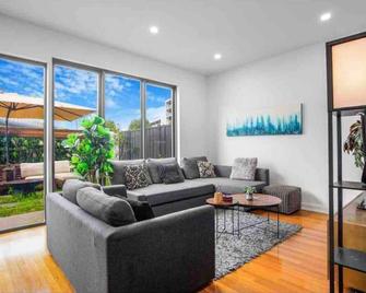Paradise Getaway 3BR Apt in Clayton with Free Parking - Clayton - Living room
