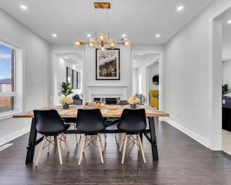 Oshawa Family Haven - Luxury 7BR Villa with Cozy Fireplaces & Hot Tub - Oshawa - Dining room