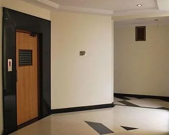 Hotel Kuber Inn - Shirdi - Hallway
