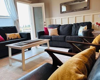 Steps to town, Fire-Pit, Deck, BBQ, Modern-Farmhouse Decor, steps to Wine/Food - Dundee - Sala de estar