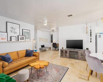 Relax at the Chiquita Casita: Hot Tub, Modern Decor, Covered Patio & BBQ - Helotes - Living room