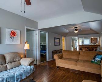 Orchid Bliss- Cute & cozy cottage by the beach - Sauble Beach - Вітальня