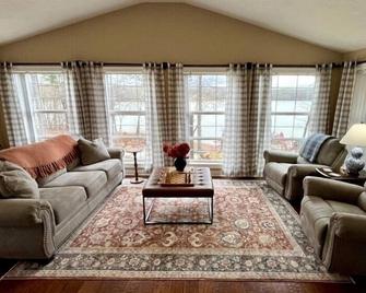 Scenic River Cabin Retreat Kayaks, Firepit, Hammock & Dog-Friendly Stay - Parsons - Living room