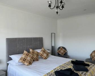 Serviced room for up to 3 Adults - Cardigan - Bedroom