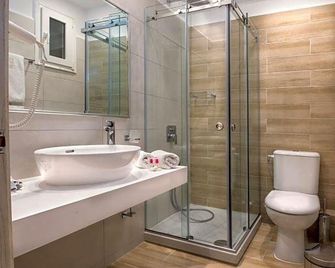 Hotel Strass - Paralia - Baño