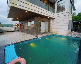 Royal Cabana Lonavla - 6BHK Luxury Villa with Heated pool and Turf - Lonavala - Pool
