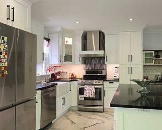 Charming 3-bedroom house with AC and WiFi lower label muvie theater , - Bethel - Kitchen