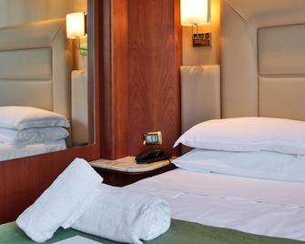 Best Western Hotel Anthurium - Santo Stefano al Mare - Camera da letto