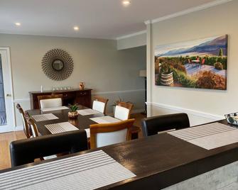 Pool, Hot Tub And Mountain Views, Relax And Enjoy Living The Okanagan Dream - Penticton - Dining room