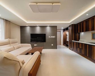 Masion Sanbang Jeju - Seogwipo - Living room