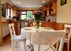 Rusheens Cottage. Charming comfortable cottage with sauna in peaceful valley. - Kenmare - Spisesal