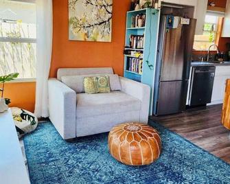 Cozy cottage with hot tub in secret garden near canyons trails, City Heights - San Diego - Living room