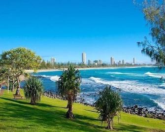 Renovated beachside 2-bedroom apartment - Bundall - Bazén