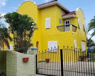 Tobago Escape-Kias Villa - Bon Accord Village - Gebäude