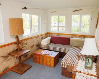 Cozy farmhouse get-away. Enjoy any season - Swim, Fish, Wine, Ski...Relax. - North East - Вітальня