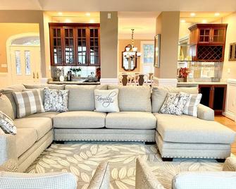 Exquisite Waterfront Sunsets, Private Pool, Perfect Getaway! - King George - Sala de estar