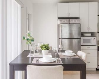 Luminous apart on the canal, pool, F.Lauderdale, Wifi, BBQ, 1,5 mile to beach - Fort Lauderdale - Dining room