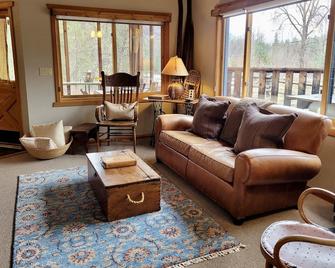 A Bend in the River Cabin--Dog Friendly and Next to the River! - Winthrop - Sala de estar