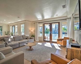 Luxe Getaway w/ Riverfront Views in Grants Pass! - Grants Pass - Σαλόνι
