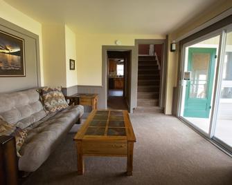 Shore Meadows Lodge Llc - Lake George - Living room