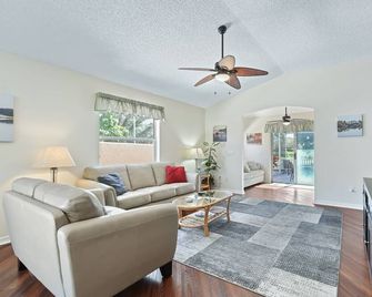 Welcome to Tee Off Villa - Beautiful 2 Bd/2 Ba on Golf Course w/Cart & Hot Tub - The Villages - Wohnzimmer