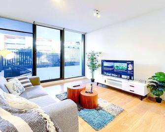 Brilliant Quay Blvd Apt Close to Wyndham Harbour - Werribee South - Living room