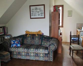 Studio. Upstairs small studio close to CBD - Bathurst - Living room
