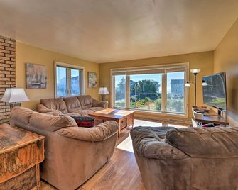 East of the Sun Beachside Apartment with Deck! - Emerald Isle - Sala de estar