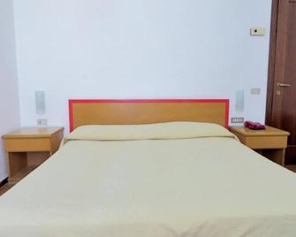 Hotel Villa Marina - La Maddalena - Slaapkamer