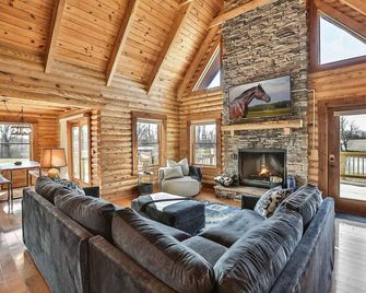 Arcade | Fishing Pond | Cabin on Farm | Slps 12+ - Shelbyville - Living room