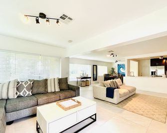 Beach House-Game room-Downtown-Heated Pool-HotTub - Fort Lauderdale - Living room
